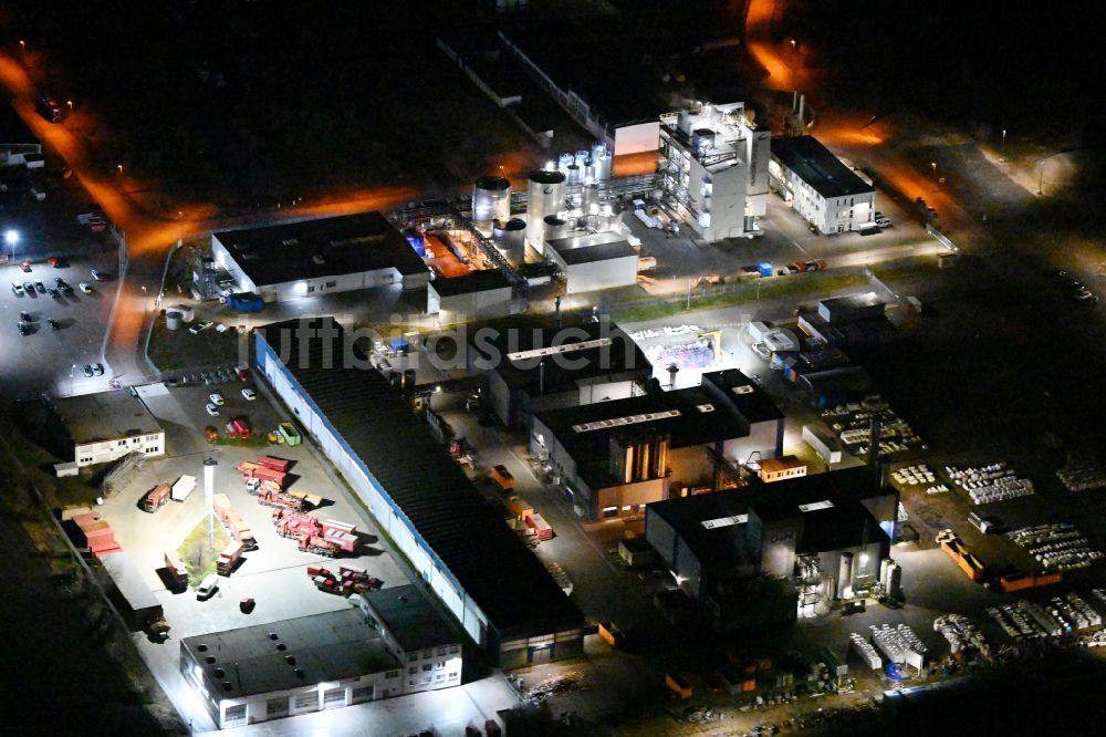 Merseburg bei Nacht aus der Vogelperspektive: Nachtluftbild APK AG - Gewerbegebiet in Merseburg im Bundesland Sachsen-Anhalt, Deutschland