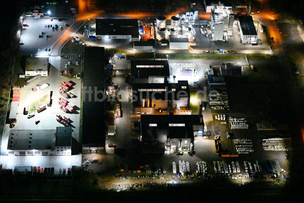 Nacht-Luftaufnahme Merseburg - Nachtluftbild APK AG - Gewerbegebiet in Merseburg im Bundesland Sachsen-Anhalt, Deutschland