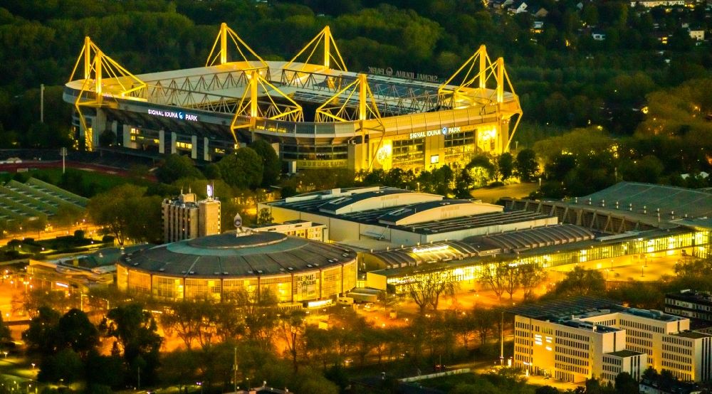 Nachtluftbild Dortmund - Nachtluftbild Arena des BVB - Stadion Signal Iduna Park in Dortmund im Bundesland Nordrhein-Westfalen