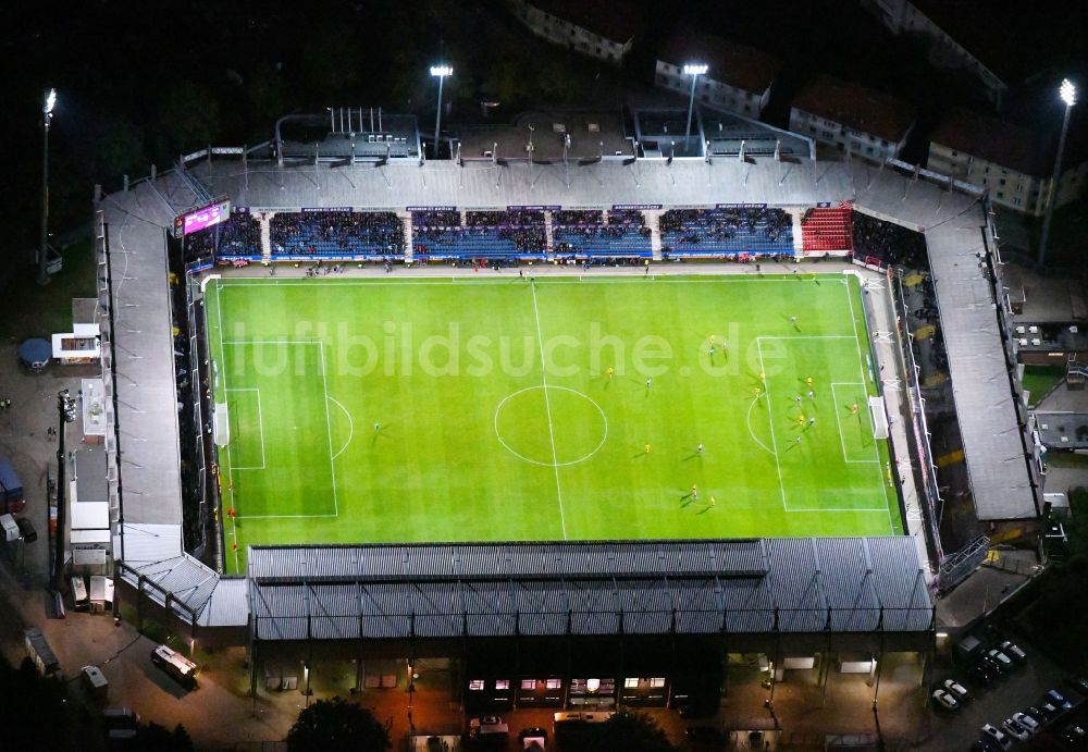 Nacht-Luftaufnahme Osnabrück - Nachtluftbild Arena Stadion an der Bremer Brücke im Ortsteil Schinkel in Osnabrück im Bundesland Niedersachsen, Deutschland