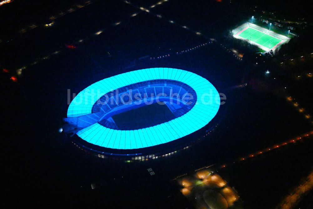 Berlin bei Nacht aus der Vogelperspektive: Nachtluftbild Arena des Stadion Olympiastadion in Berlin