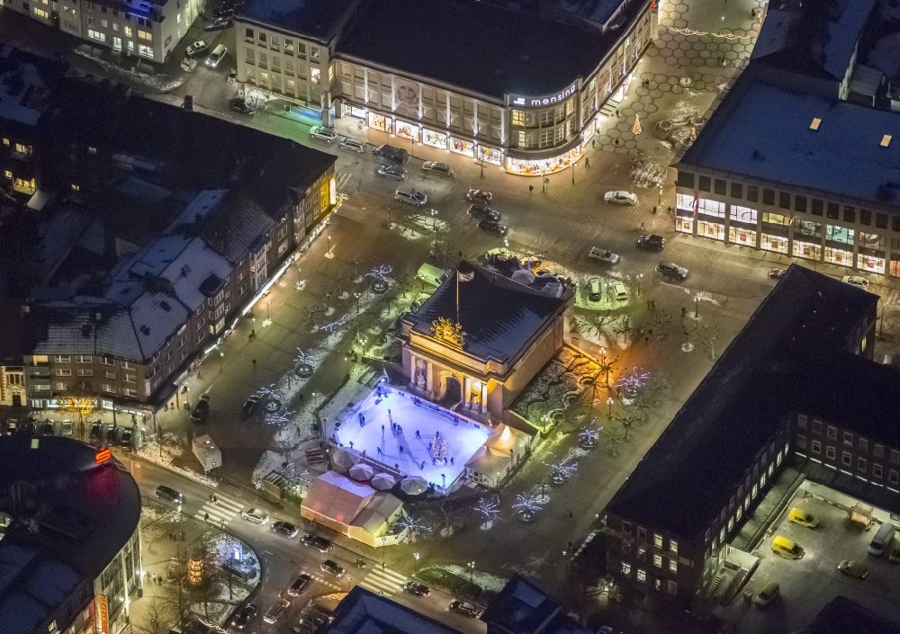 Wesel bei Nacht aus der Vogelperspektive: Nachtluftbildaufnahme vom Areal am Berliner-Tor-Platz in Wesel im Bundesland Nordrhein-Westfalen