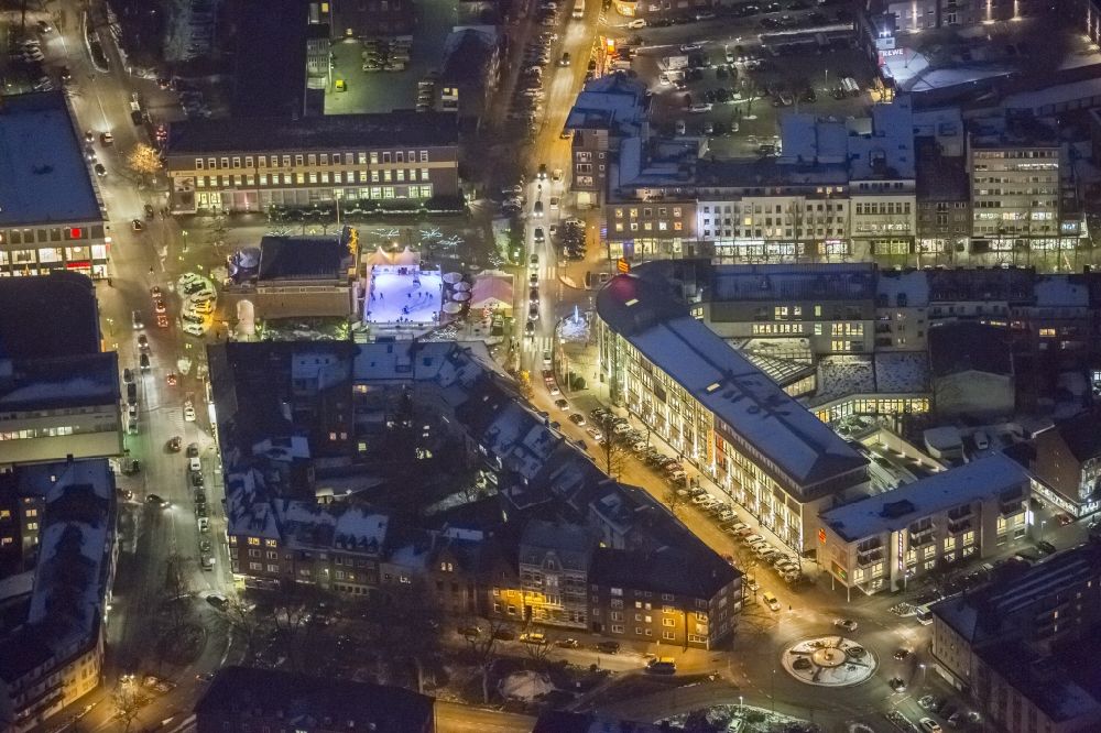 Nachtluftbild Wesel - Nachtluftbildaufnahme vom Areal am Berliner-Tor-Platz in Wesel im Bundesland Nordrhein-Westfalen