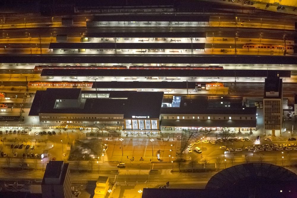 Dortmund bei Nacht von oben - Nachtluftbildaufnahme vom Innenstadt - Zentrum am Dortmunder Hauptbahnhof