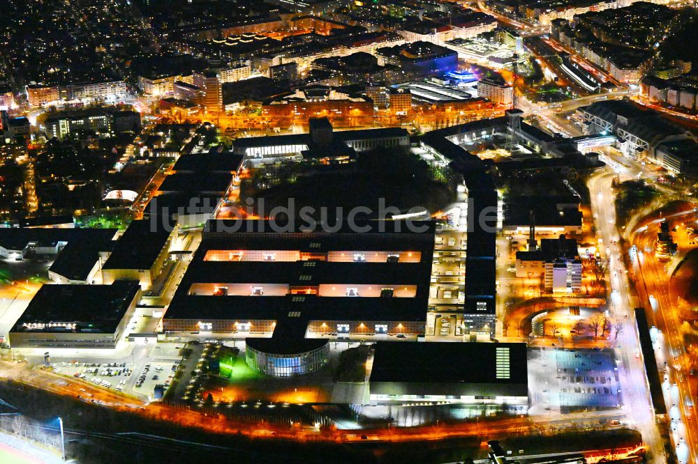 Nacht-Luftaufnahme Berlin - Nachtluftbild Ausstellungsgelände und Messehallen am Funkturm - Messedamm - Kongreßzentrum ICC im Ortsteil Charlottenburg in Berlin, Deutschland