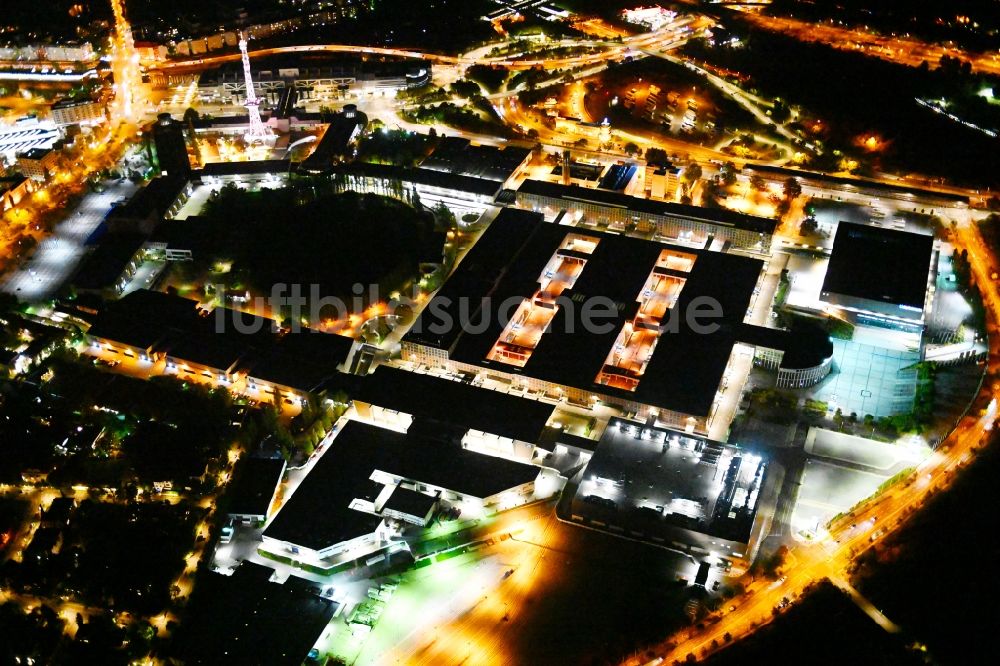 Nacht-Luftaufnahme Berlin - Nachtluftbild Ausstellungsgelände und Messehallen - Messedamm im Ortsteil Charlottenburg in Berlin, Deutschland