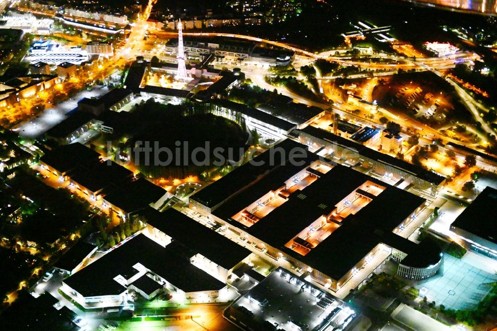 Berlin bei Nacht von oben - Nachtluftbild Ausstellungsgelände und Messehallen - Messedamm im Ortsteil Charlottenburg in Berlin, Deutschland