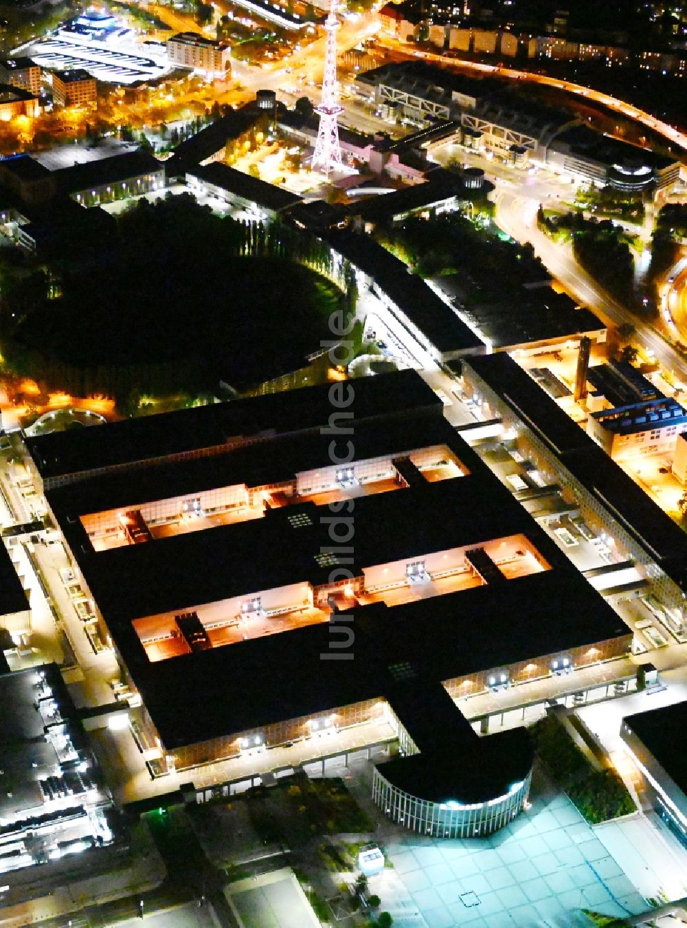 Nachtluftbild Berlin - Nachtluftbild Ausstellungsgelände und Messehallen - Messedamm im Ortsteil Charlottenburg in Berlin, Deutschland