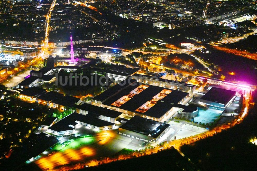 Nachtluftbild Berlin - Nachtluftbild Ausstellungsgelände und Messehallen - Messedamm im Ortsteil Charlottenburg in Berlin, Deutschland