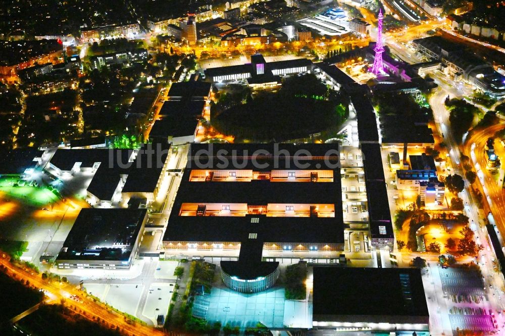 Nacht-Luftaufnahme Berlin - Nachtluftbild Ausstellungsgelände und Messehallen - Messedamm im Ortsteil Charlottenburg in Berlin, Deutschland