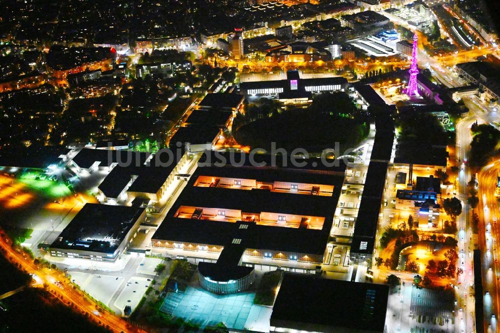 Berlin bei Nacht von oben - Nachtluftbild Ausstellungsgelände und Messehallen - Messedamm im Ortsteil Charlottenburg in Berlin, Deutschland