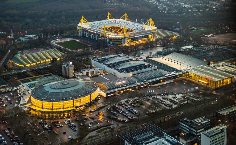 Nacht-Luftaufnahme Dortmund - Nachtluftbild Ausstellungsgelände und Messehallen der Westfalenhallen in Dortmund im Bundesland Nordrhein-Westfalen