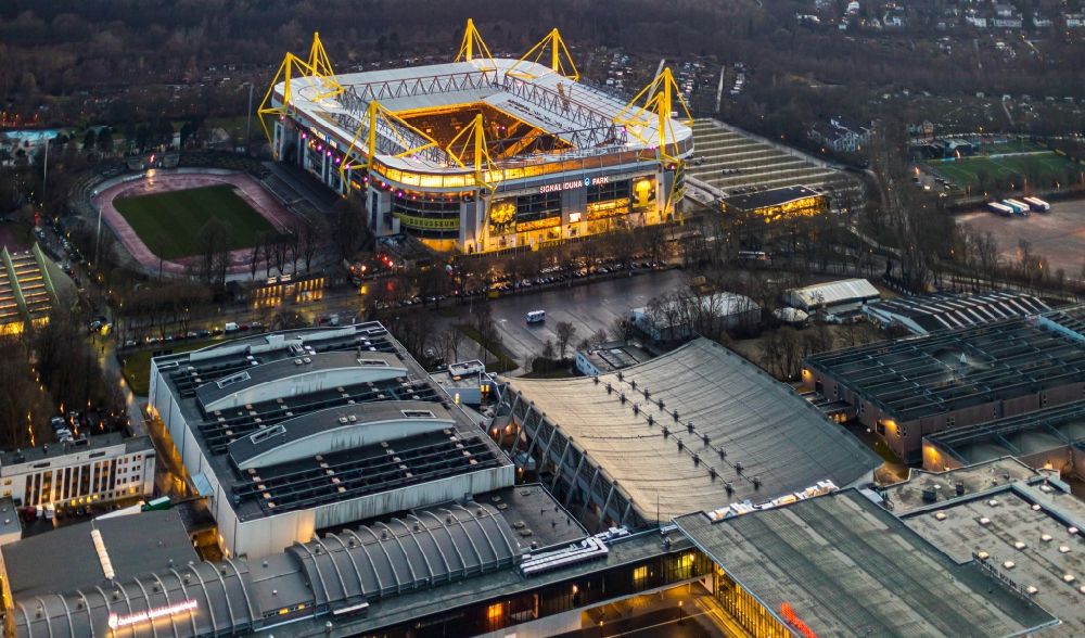 Dortmund bei Nacht von oben - Nachtluftbild Ausstellungsgelände und Messehallen der Westfalenhallen in Dortmund im Bundesland Nordrhein-Westfalen
