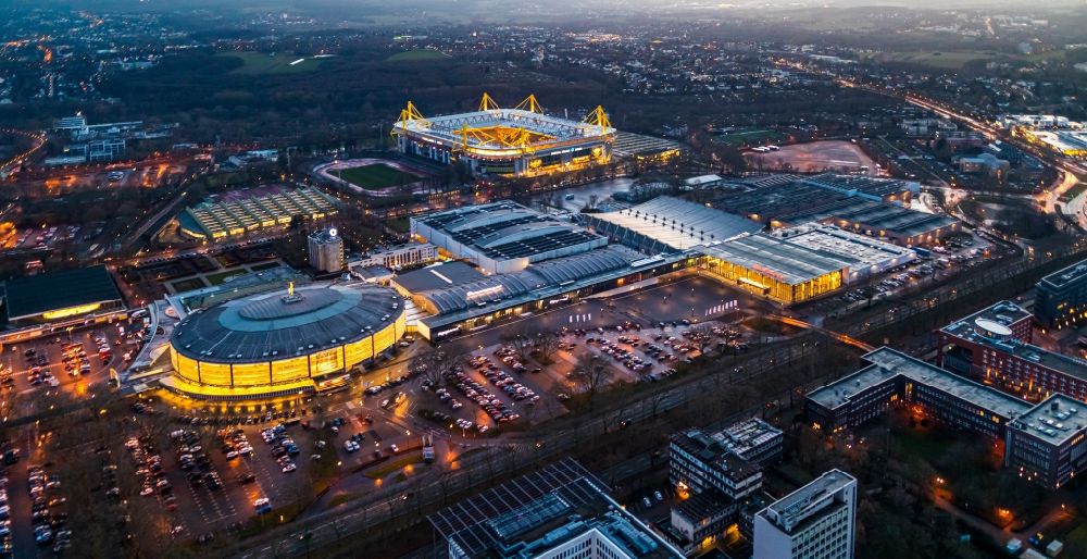 Nachtluftbild Dortmund - Nachtluftbild Ausstellungsgelände und Messehallen der Westfalenhallen in Dortmund im Bundesland Nordrhein-Westfalen