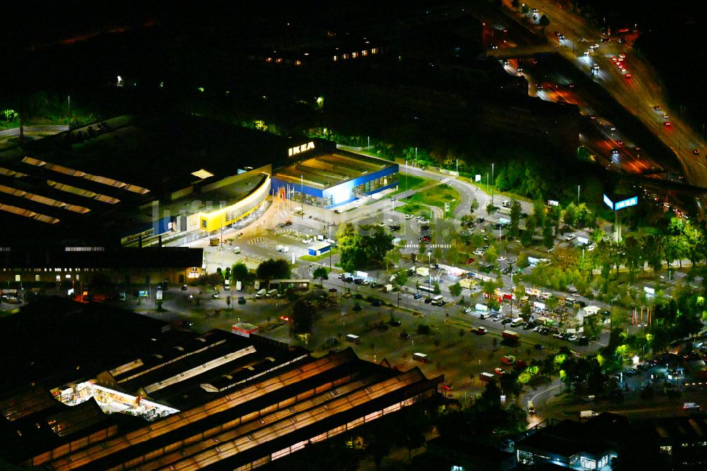 Berlin bei Nacht aus der Vogelperspektive: Nachtluftbild Auto- Parkplatz und Abstellfläche Schöneberger Straße - Alboinstraße in Berlin, Deutschland