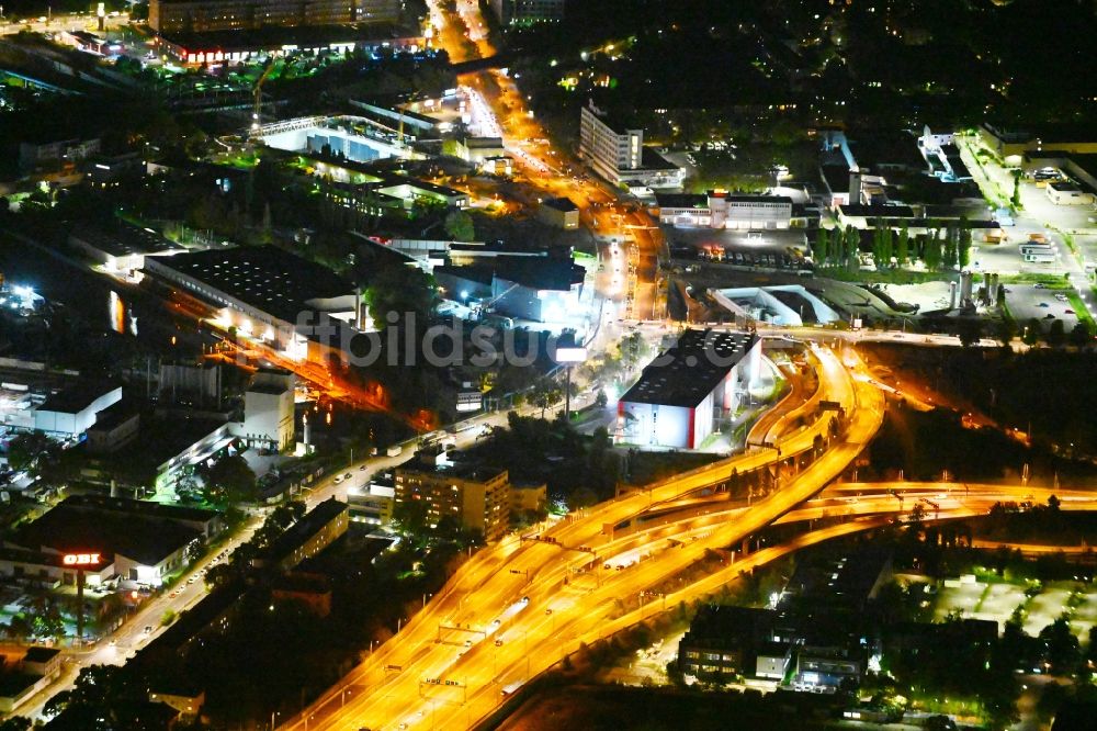 Berlin bei Nacht aus der Vogelperspektive: Nachtluftbild Autobahn- Abfahrt der BAB A100 - 113 Grenzallee im Stadtbezirk Neukölln in Berlin