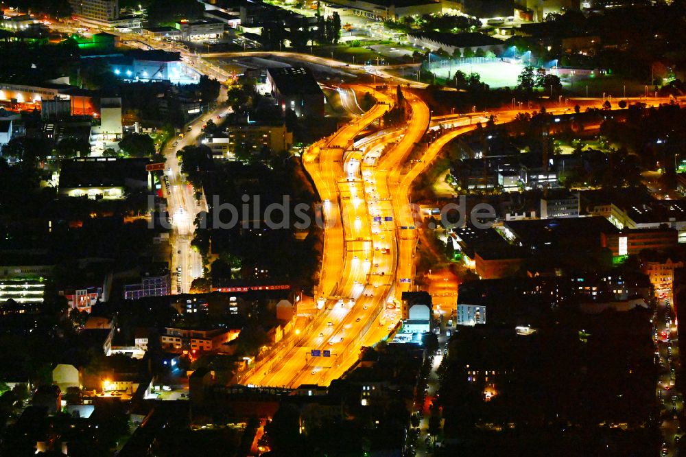 Berlin bei Nacht aus der Vogelperspektive: Nachtluftbild Autobahn- Abfahrt der BAB A100 - 113 Grenzallee im Stadtbezirk Neukölln in Berlin