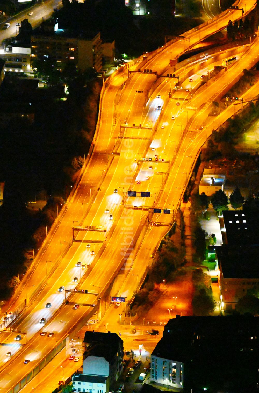 Nacht-Luftaufnahme Berlin - Nachtluftbild Autobahn- Abfahrt der BAB A100 - 113 Grenzallee im Stadtbezirk Neukölln in Berlin