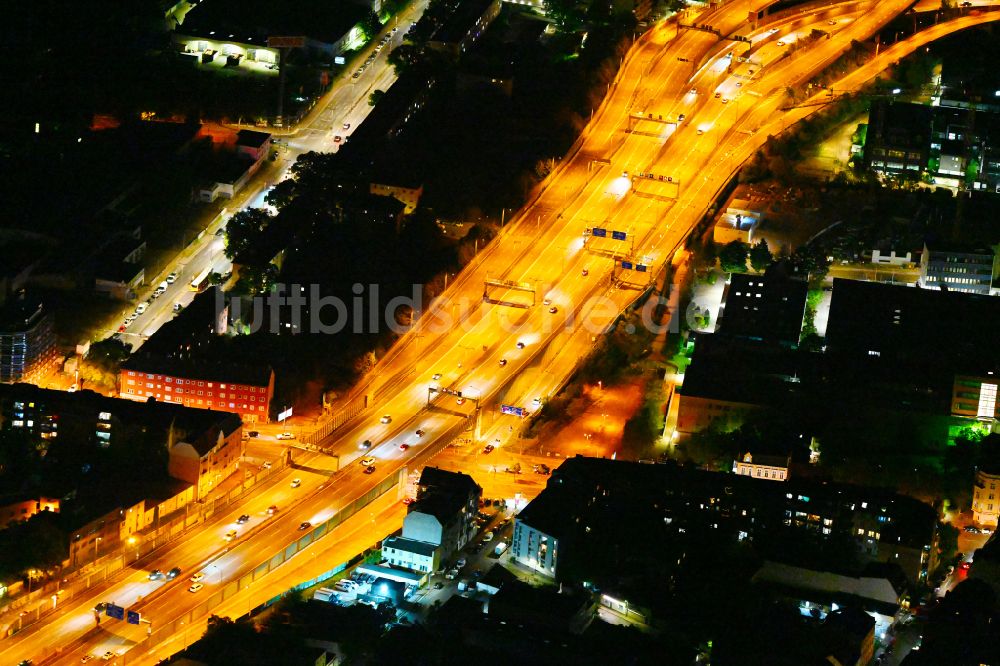 Berlin bei Nacht von oben - Nachtluftbild Autobahn- Abfahrt der BAB A100 - 113 Grenzallee im Stadtbezirk Neukölln in Berlin
