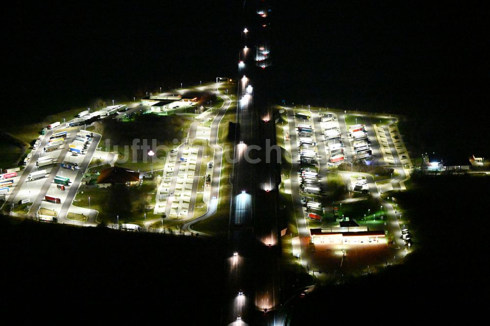 Nacht-Luftaufnahme Krauschwitz - Nachtluftbild Autobahn- Raststätte und Parkplatz der BAB A9 - Osterfeld West in Krauschwitz im Bundesland Sachsen-Anhalt, Deutschland