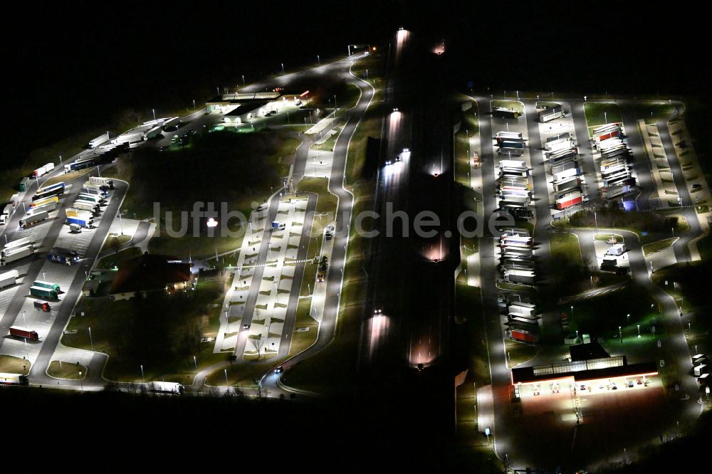 Nachtluftbild Krauschwitz - Nachtluftbild Autobahn- Raststätte und Parkplatz der BAB A9 - Osterfeld West in Krauschwitz im Bundesland Sachsen-Anhalt, Deutschland