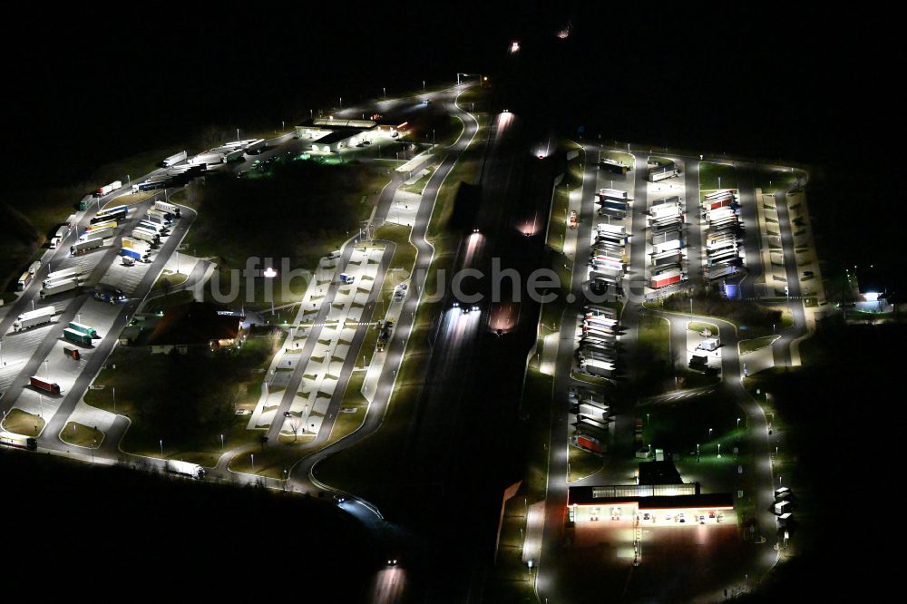 Nacht-Luftaufnahme Krauschwitz - Nachtluftbild Autobahn- Raststätte und Parkplatz der BAB A9 - Osterfeld West in Krauschwitz im Bundesland Sachsen-Anhalt, Deutschland