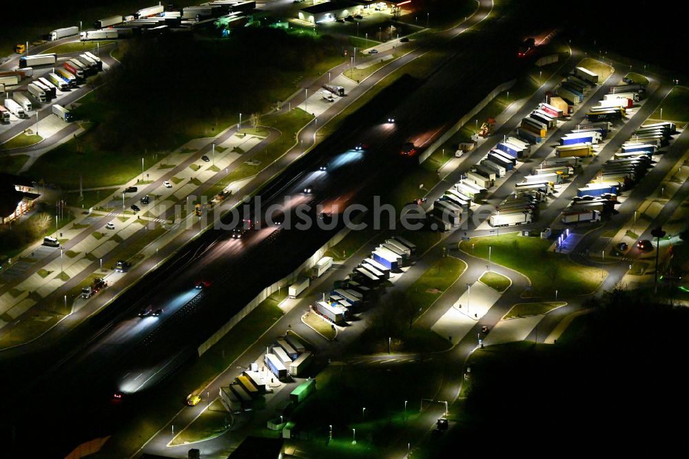 Krauschwitz bei Nacht von oben - Nachtluftbild Autobahn- Raststätte und Parkplatz der BAB A9 - Osterfeld West in Krauschwitz im Bundesland Sachsen-Anhalt, Deutschland