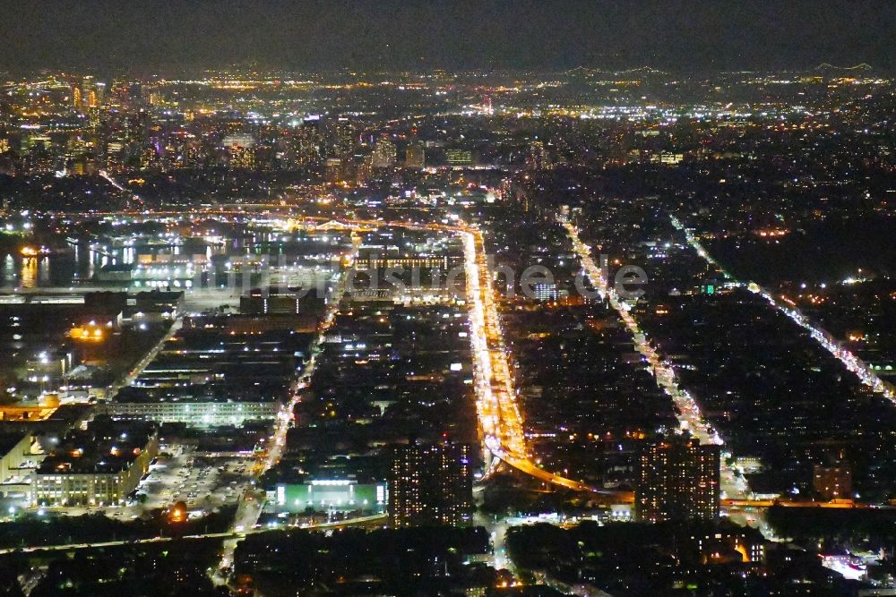 Nacht-Luftaufnahme New York - Nachtluftbild Autobahn- Trasse und Streckenverlauf der Belt Pkwy 278 im Ortsteil Brooklyn in New York in USA