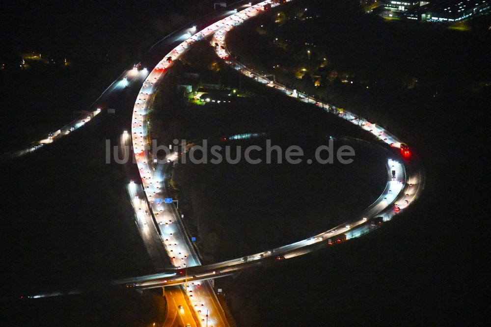 Hamburg bei Nacht von oben - Nachtluftbild Autobahndreieck- Abfahrt der BAB A1 - 255 Dreieck HH-Süd im Ortsteil Wilhelmsburg in Hamburg, Deutschland