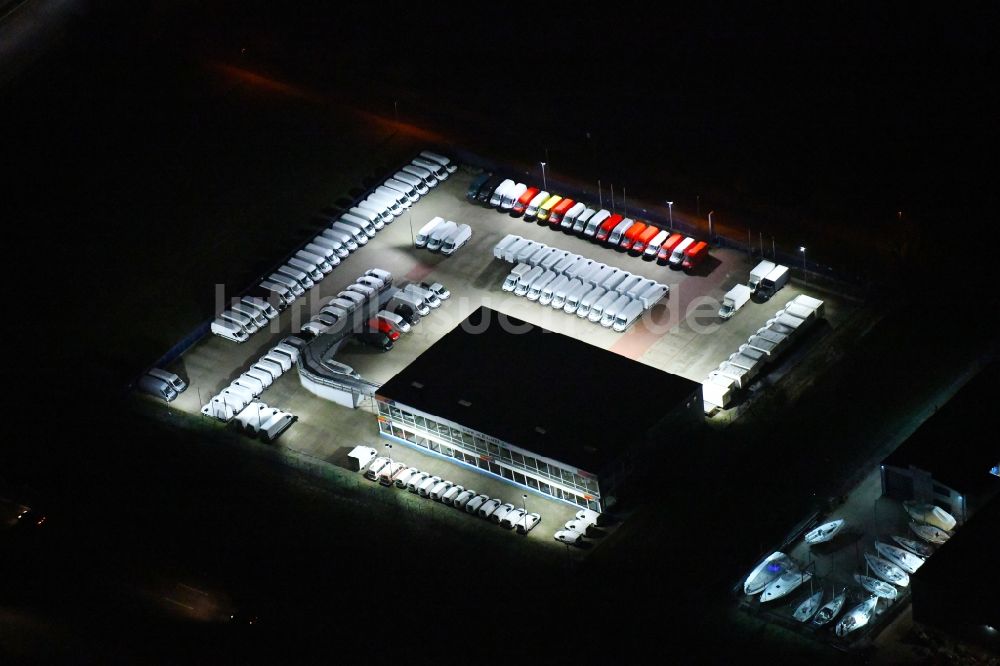 Nacht-Luftaufnahme Siek - Nachtluftbild Autohandels- Gebäude des Autohauses ACR GmbH in Siek im Bundesland Schleswig-Holstein, Deutschland