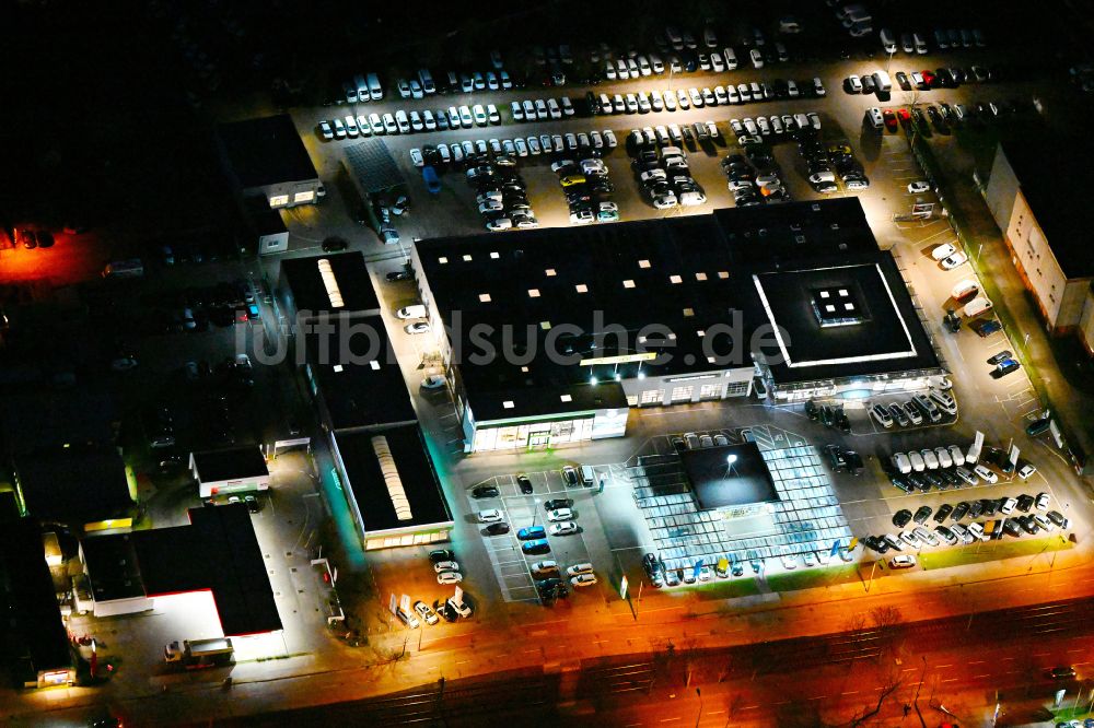 Nacht-Luftaufnahme Berlin - Nachtluftbild Autohandels- Gebäude MÖBUS im Ortsteil Weißensee in Berlin, Deutschland