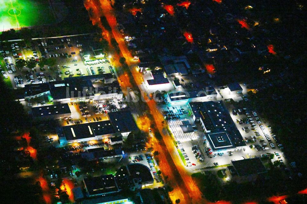 Nacht-Luftaufnahme Berlin - Nachtluftbild Autohandels- Gebäude Volkswagen Group Retail Deutschland im Ortsteil Weißensee in Berlin, Deutschland