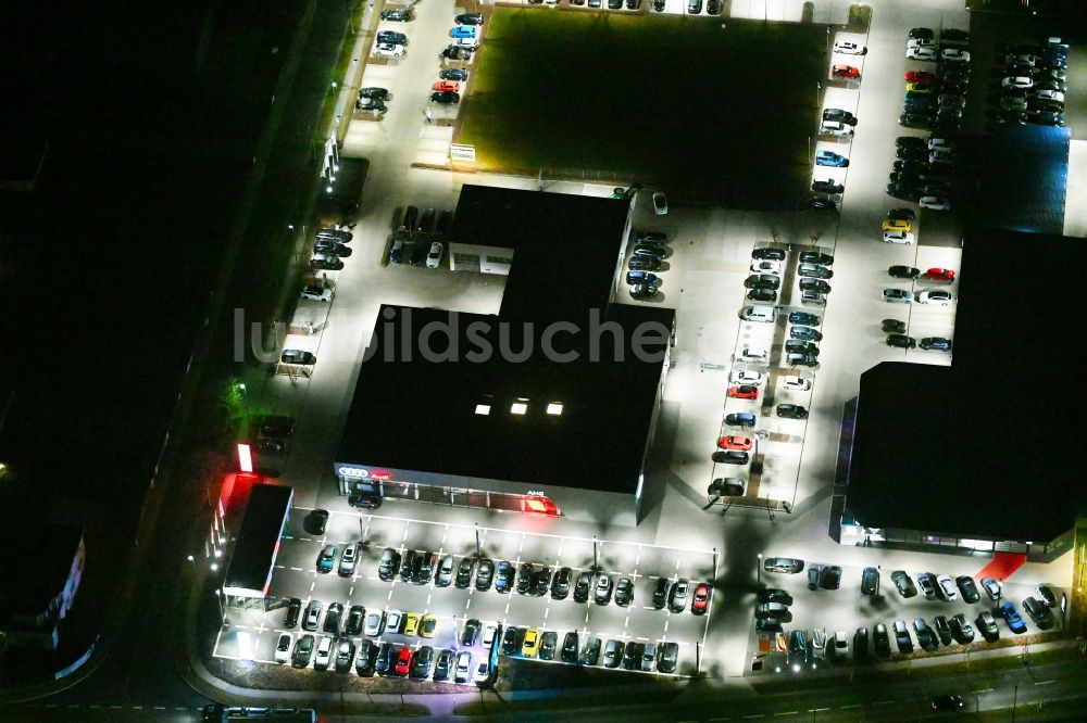 Gotha bei Nacht von oben - Nachtluftbild Autohandels- Gebäude der AHG Gotha - Audi Partner in Gotha im Bundesland Thüringen, Deutschland
