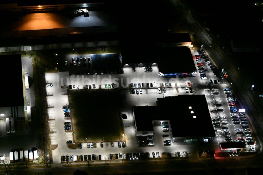 Gotha bei Nacht von oben - Nachtluftbild Autohandels- Gebäude der AHG Gotha - Audi Partner in Gotha im Bundesland Thüringen, Deutschland