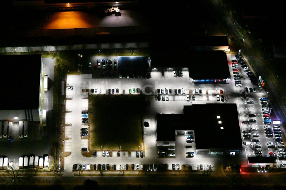 Gotha bei Nacht aus der Vogelperspektive: Nachtluftbild Autohandels- Gebäude der AHG Gotha - Audi Partner in Gotha im Bundesland Thüringen, Deutschland