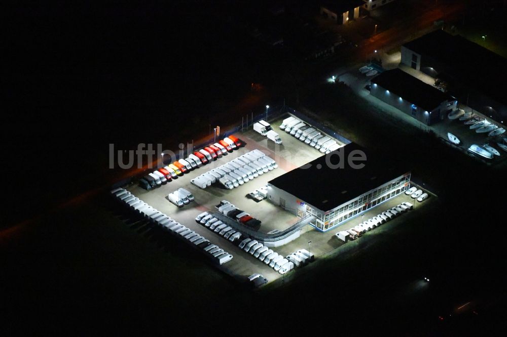 Nachtluftbild Siek - Nachtluftbild Autohandels- Gebäude des Autohauses ACR GmbH in Siek im Bundesland Schleswig-Holstein, Deutschland