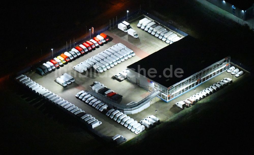 Nacht-Luftaufnahme Siek - Nachtluftbild Autohandels- Gebäude des Autohauses ACR GmbH in Siek im Bundesland Schleswig-Holstein, Deutschland