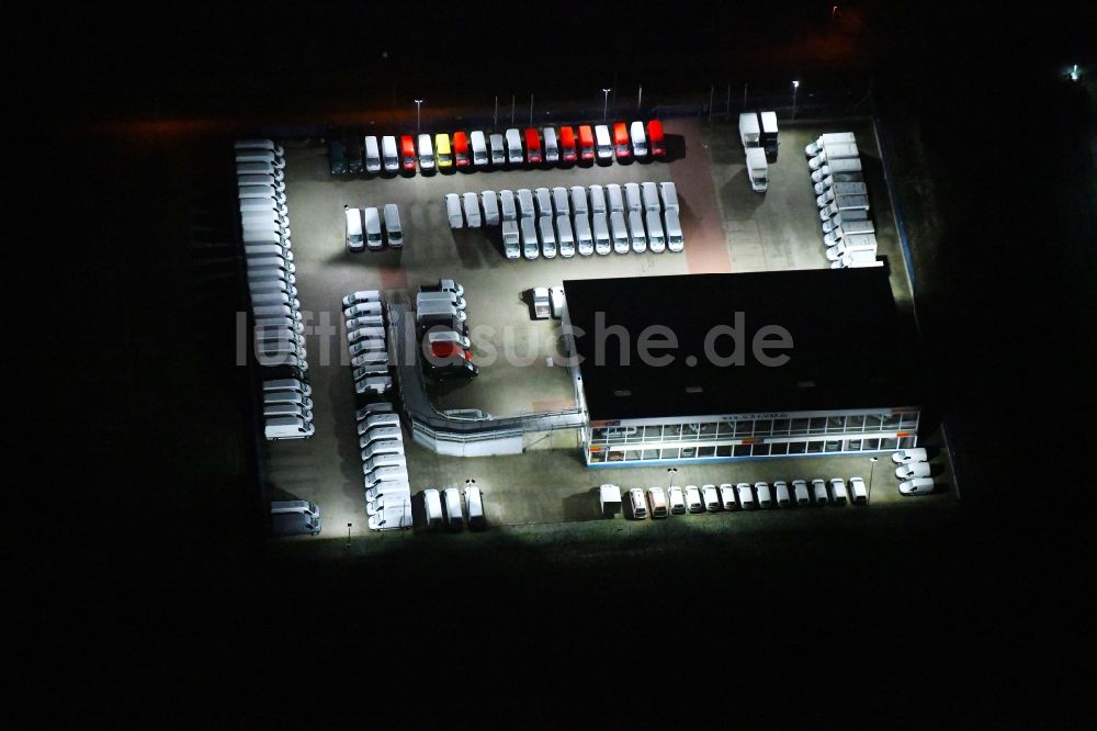 Siek bei Nacht von oben - Nachtluftbild Autohandels- Gebäude des Autohauses ACR GmbH in Siek im Bundesland Schleswig-Holstein, Deutschland