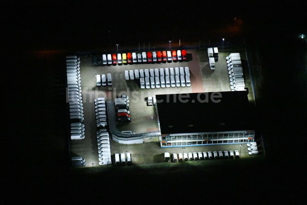 Siek bei Nacht aus der Vogelperspektive: Nachtluftbild Autohandels- Gebäude des Autohauses ACR GmbH in Siek im Bundesland Schleswig-Holstein, Deutschland