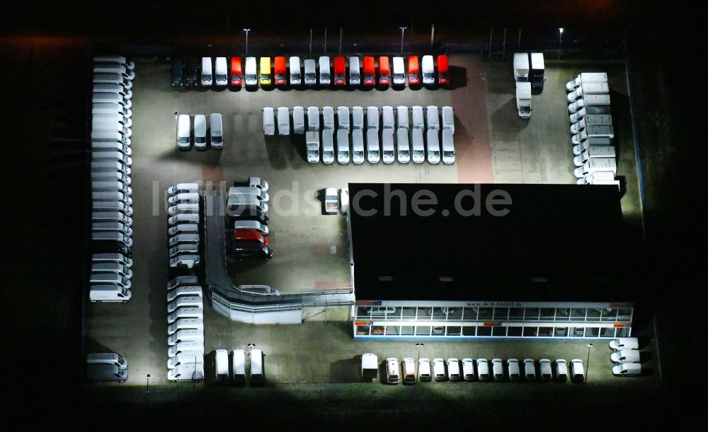 Nachtluftbild Siek - Nachtluftbild Autohandels- Gebäude des Autohauses ACR GmbH in Siek im Bundesland Schleswig-Holstein, Deutschland