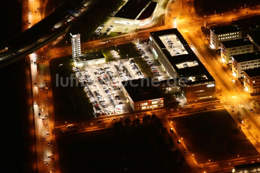 Nacht-Luftaufnahme Berlin - Nachtluftbild Autohandels- Gebäude des Autohauses Audi Zentrum Adlershof in Berlin, Deutschland