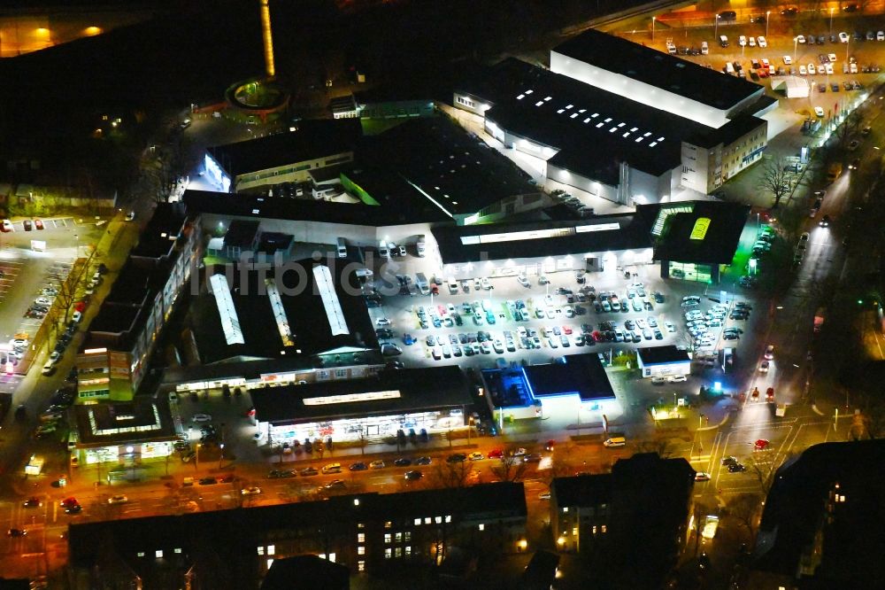 Nachtluftbild Berlin - Nachtluftbild Autohandels- Gebäude des Autohauses Audi Zentrum Berlin Tegel im Ortsteil Reinickendorf in Berlin, Deutschland