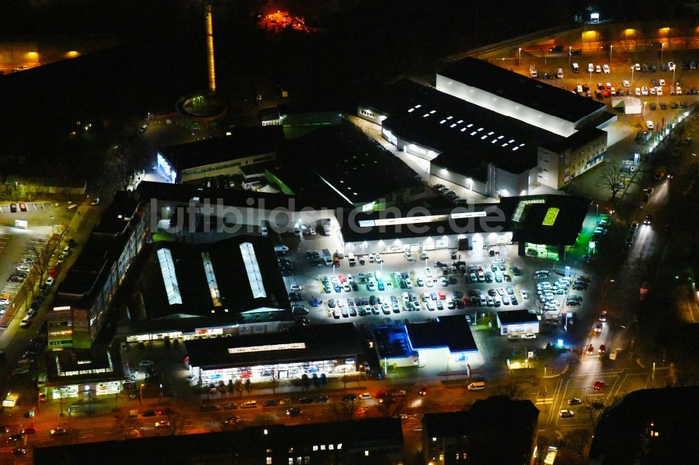 Nacht-Luftaufnahme Berlin - Nachtluftbild Autohandels- Gebäude des Autohauses Audi Zentrum Berlin Tegel im Ortsteil Reinickendorf in Berlin, Deutschland