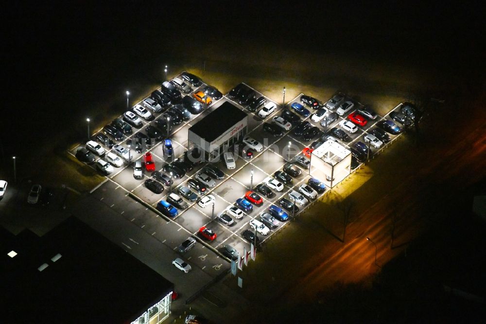Nacht-Luftaufnahme Fürstenwalde/Spree - Nachtluftbild Autohandels- Gebäude des Autohauses Audi Zentrum in Fürstenwalde/Spree im Bundesland Brandenburg, Deutschland