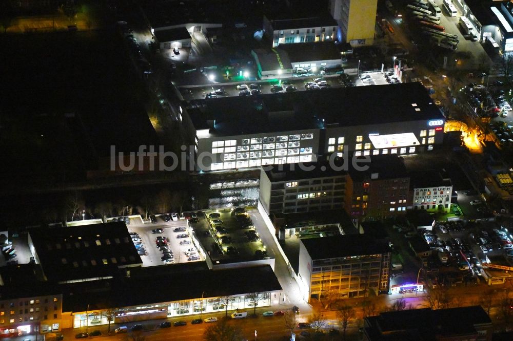 Nachtluftbild Hamburg - Nachtluftbild Autohandels- Gebäude des Autohauses der Auto Wichert GmbH am Ausschläger Weg im Ortsteil Hammerbrook in Hamburg, Deutschland