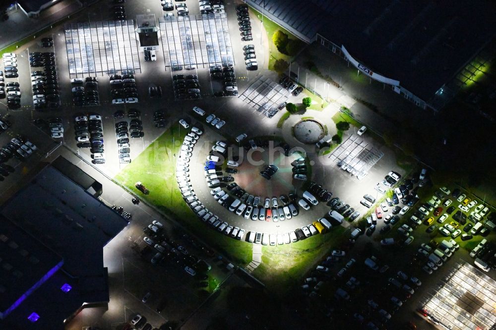 Nachtluftbild Hoppegarten - Nachtluftbild Autohandels- Gebäude des Autohauses Automobile BCA Autoauktionen GmbH in Hoppegarten im Bundesland Brandenburg
