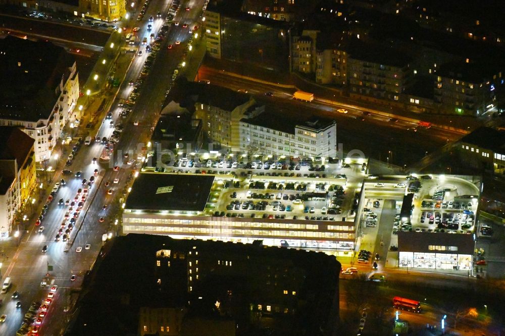 Nachtluftbild Berlin - Nachtluftbild Autohandels- Gebäude des Autohauses BMW Niederlassung Berlin Kaiserdamm im Ortsteil Westend in Berlin, Deutschland