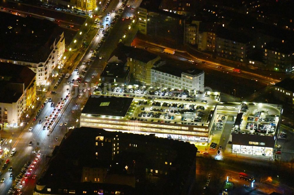 Nacht-Luftaufnahme Berlin - Nachtluftbild Autohandels- Gebäude des Autohauses BMW Niederlassung Berlin Kaiserdamm im Ortsteil Westend in Berlin, Deutschland