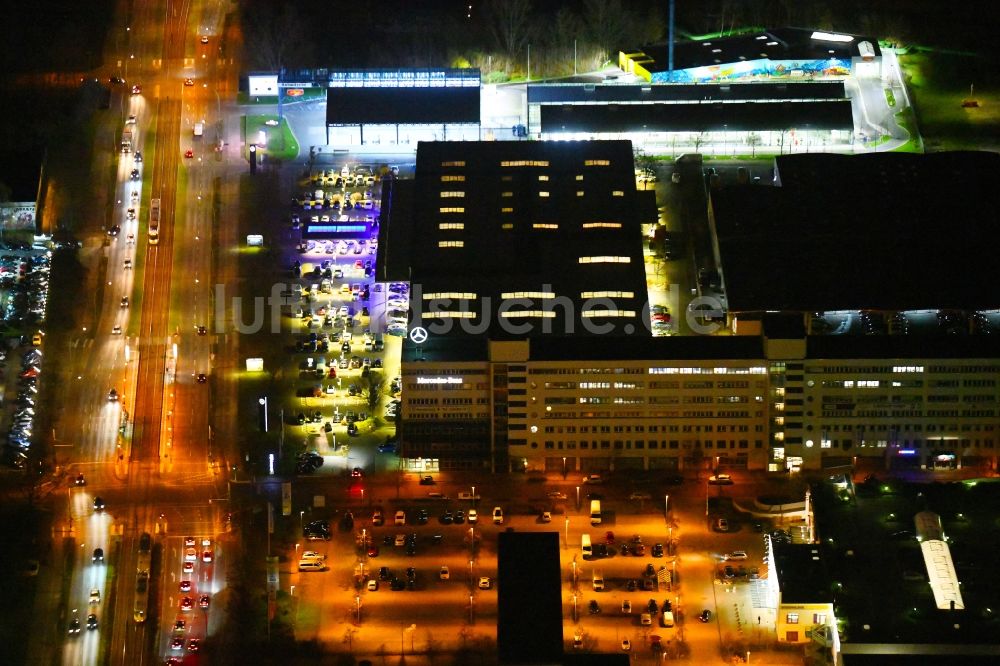 Nachtluftbild Berlin - Nachtluftbild Autohandels- Gebäude des Autohauses der Daimler AG in Marzahn in Berlin, Deutschland