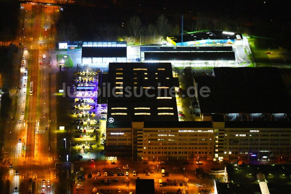 Nacht-Luftaufnahme Berlin - Nachtluftbild Autohandels- Gebäude des Autohauses der Daimler AG in Marzahn in Berlin, Deutschland